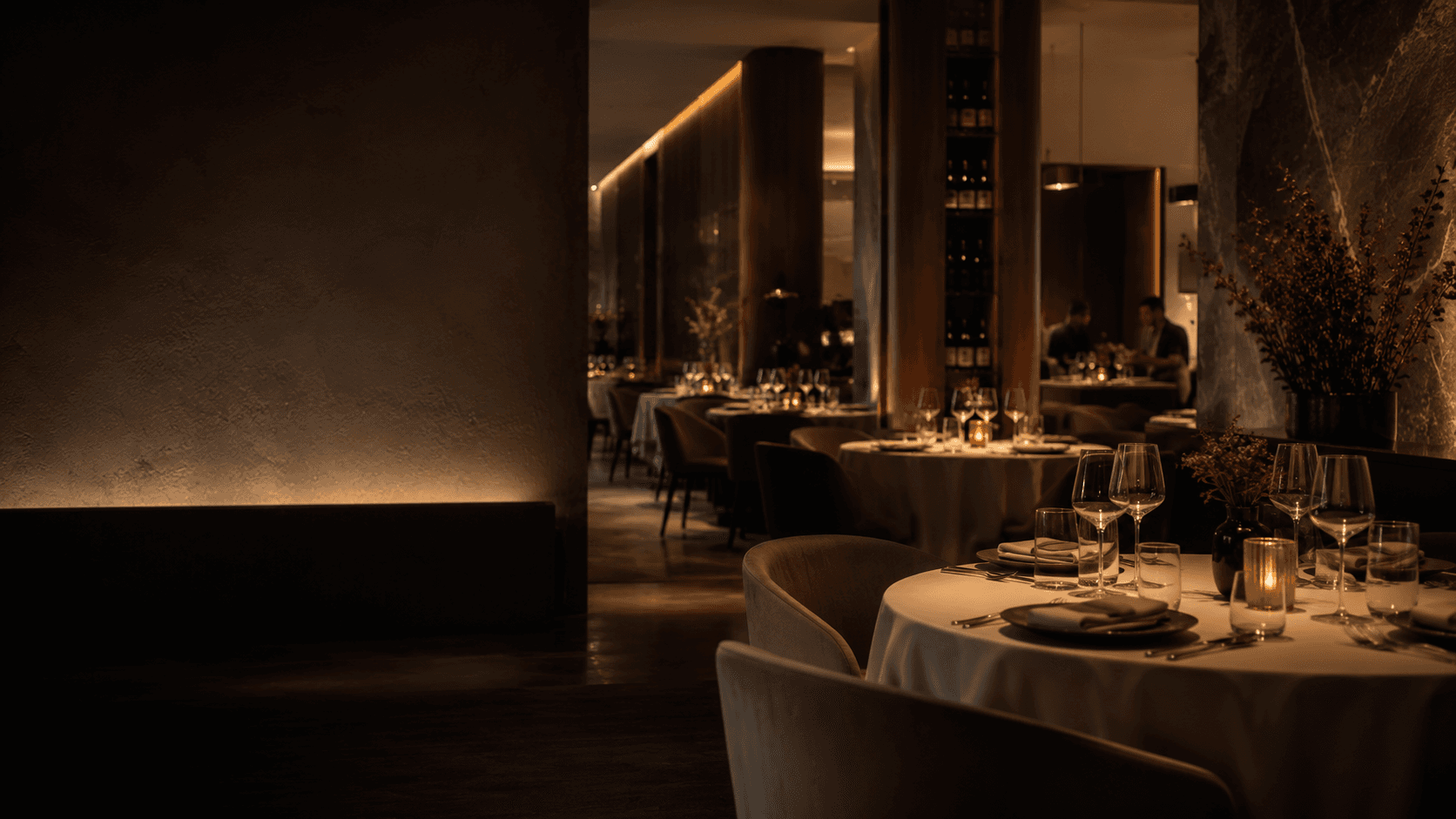 Comedor íntimo y cálido preparado para el servicio de la noche